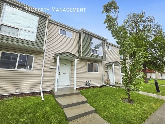 Building Photo - SPACIOUS 3 BEDS, 1.5 BATHS Town House | PRIVATE BACKYARD & UNFINISHED BASEMENT