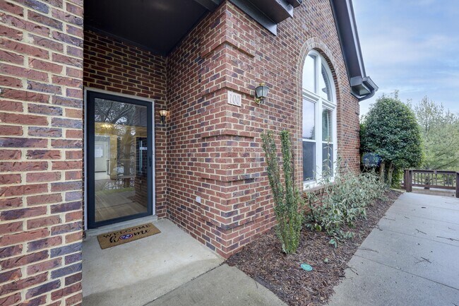 Building Photo - 100 Highland Villa Dr