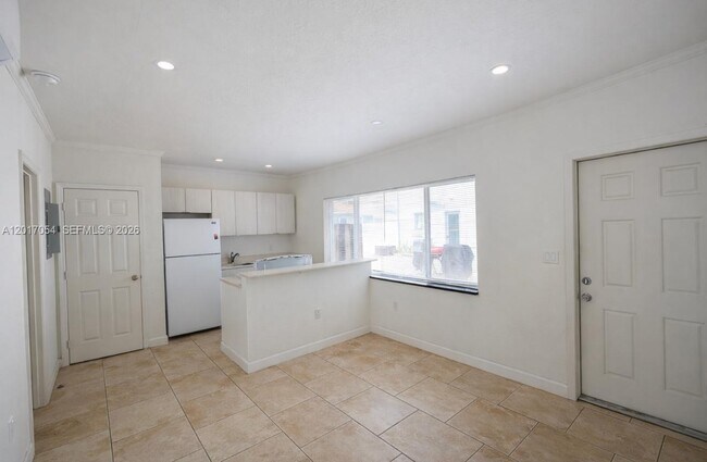 Foto del edificio - 572 NE 67th St