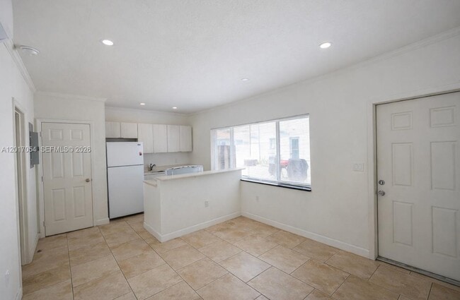Building Photo - 572 NE 67th St