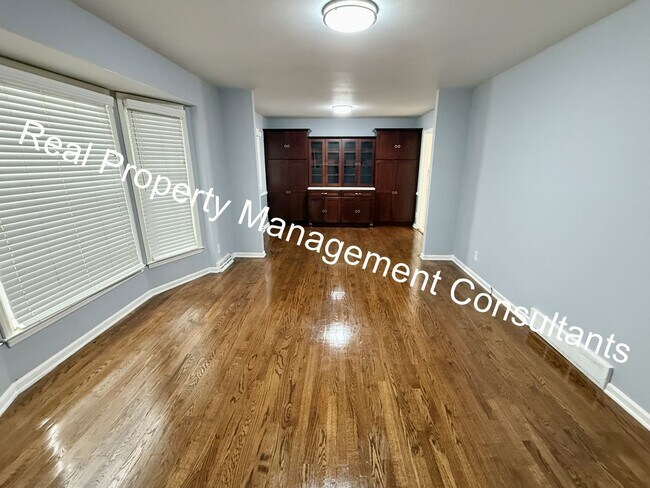 Foto del edificio - Stylish Split-Level Living in Overland Park  – Pet-Friendly