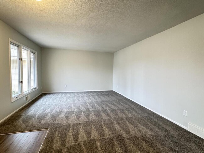 Building Photo - 11125 River Hills Dr