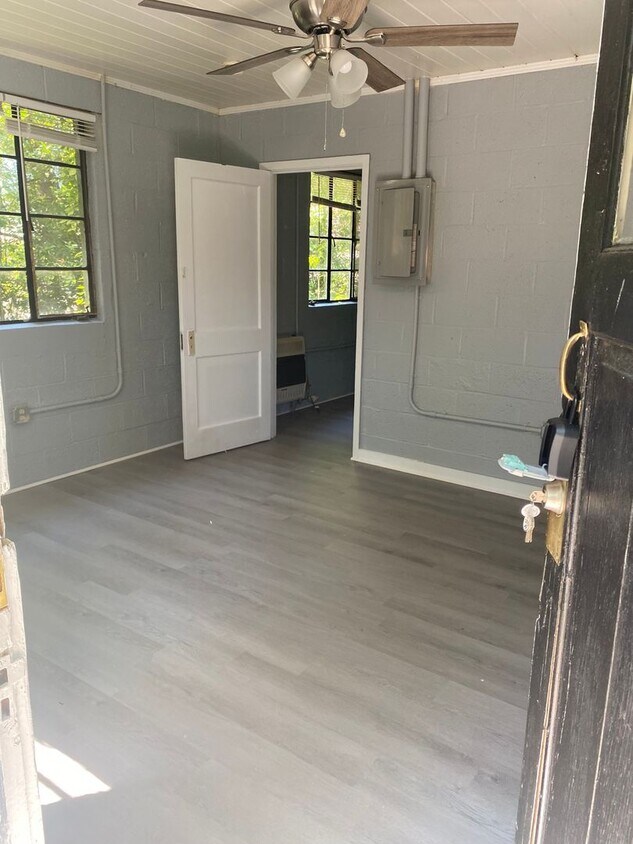 Building Photo - Cute Duplex with Huge Yard