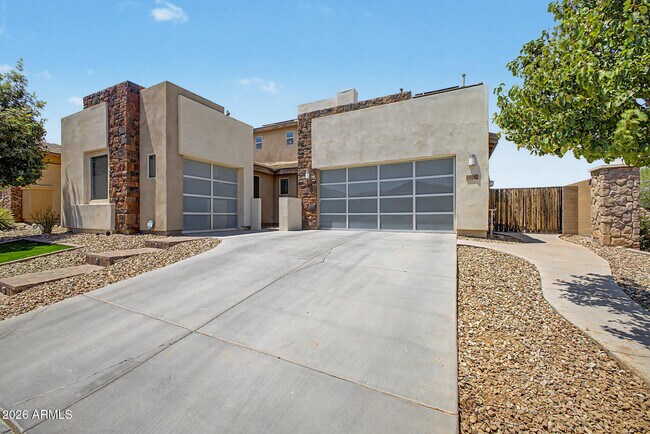 Building Photo - 15912 W Sierra St