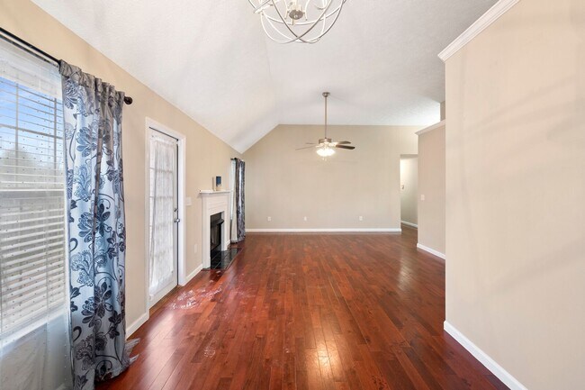 Foto del edificio - 700 Creek Landing Cir