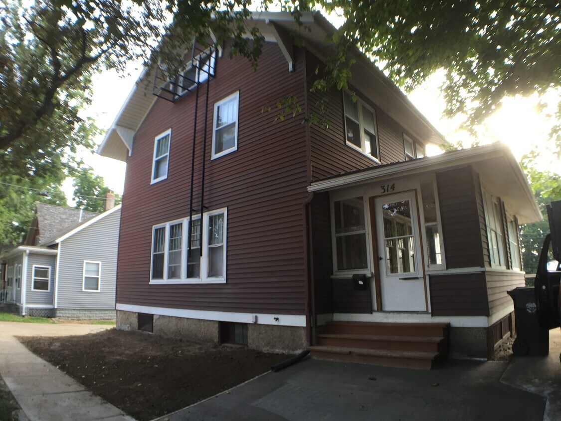 Primary Photo - 314 N Dubuque St