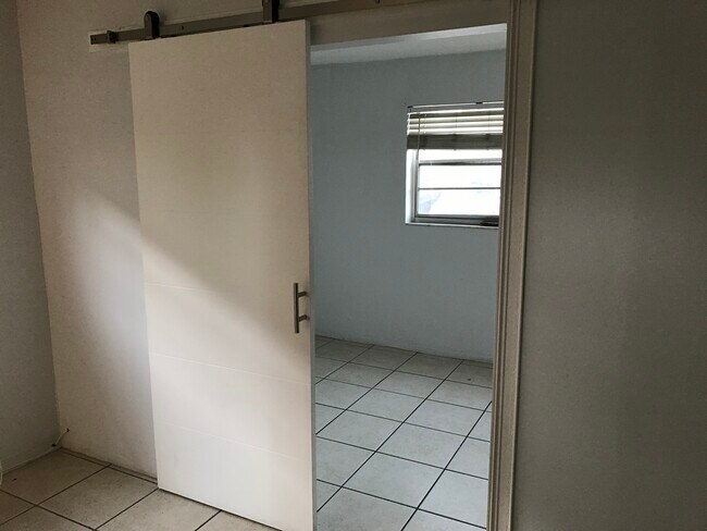Foto del edificio - 701 NE 8th St