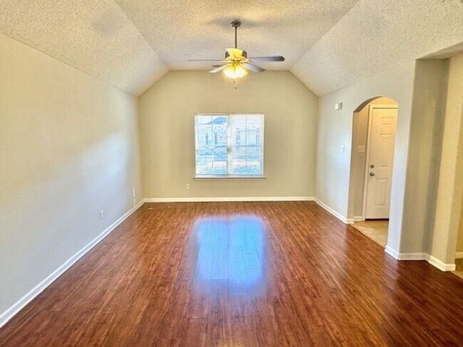 Foto del edificio - Now Leasing a 3 Bedroom 2 Bath Home In Cor...