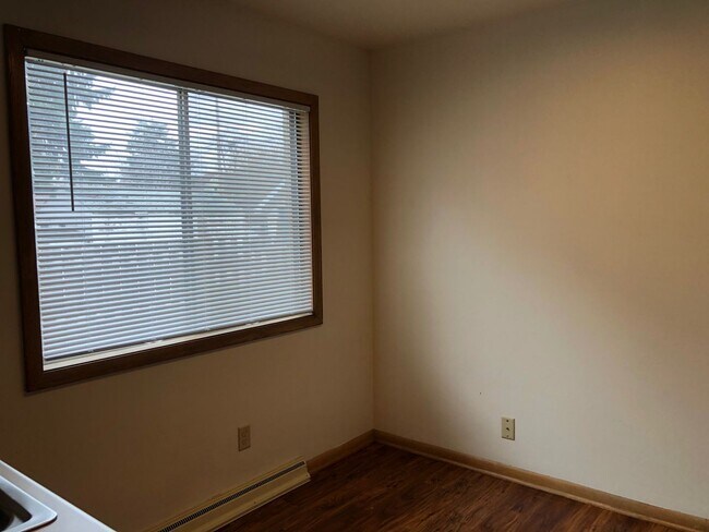 Foto del edificio - Modern, comfortable townhome living just steps from the Fox River and Oshkosh’s lively downtown.
