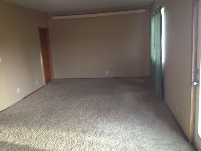 Building Photo - 4 Bed 2 Bath- 2 Story Single Family Home