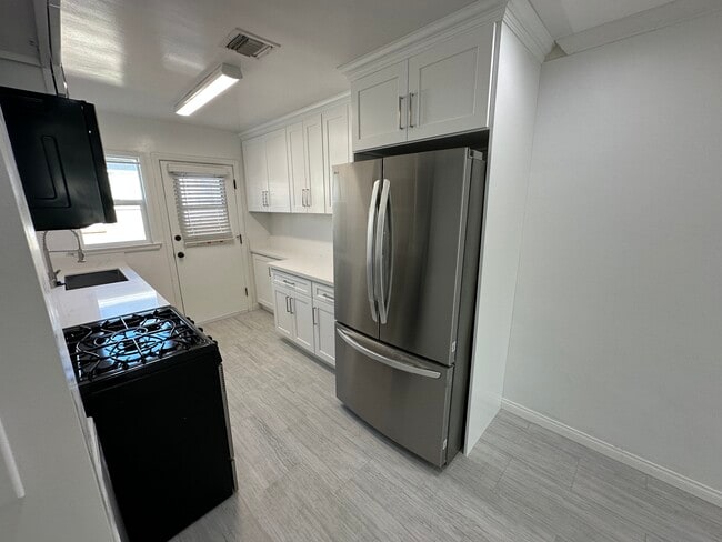 Foto del edificio - 2666 N Frederic St