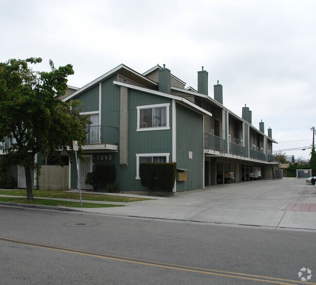 Foto del edificio - 7892 Holt Ave.