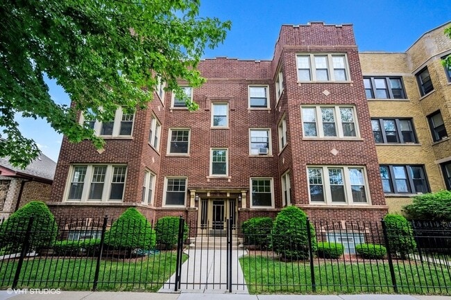 Building Photo - 1636 W Balmoral Ave