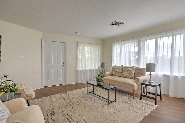 Building Photo - Renovated 3–4 Bedroom Home for Rent | 2,700+ Sq Ft | Bristol TN