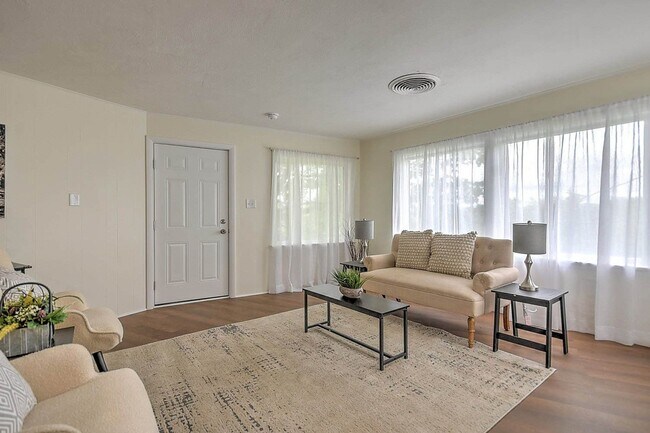 Foto del edificio - Renovated 3–4 Bedroom Home for Rent | 2,700+ Sq Ft | Bristol TN