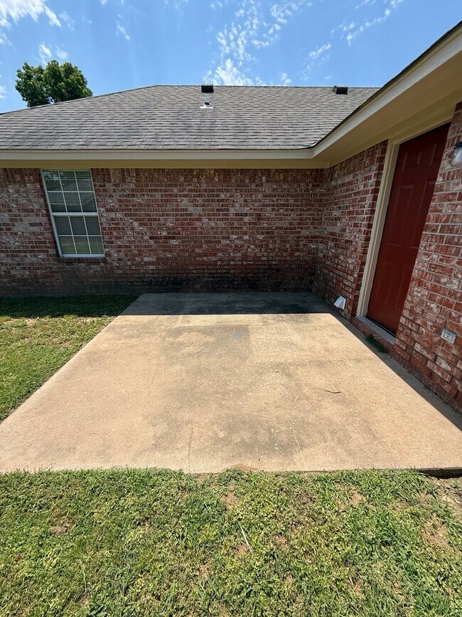 Foto del edificio - 3 Bed 2 Bath House With 2 Car Garage.