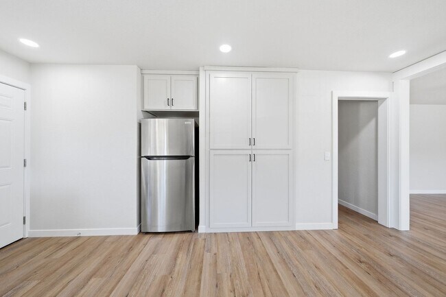 Foto del edificio - Large Brand New Remodeled 1 Bedroom unit with Washer Dryer Hookups - MUST SEE!!!