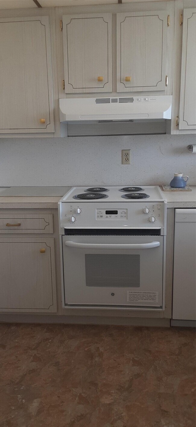 Kitchen - 941 Crystal Lake Dr