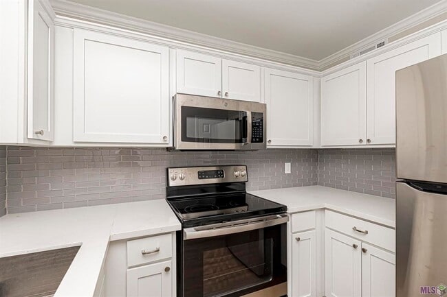 Building Photo - 2 Bedroom Townhome off Jefferson & Bluebonnet Blvd- Pet Friendly