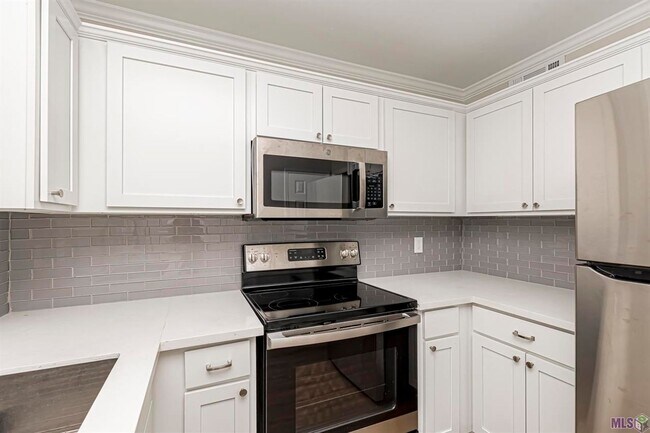 Foto del edificio - 2 Bedroom Townhome off Jefferson & Bluebonnet Blvd- Pet Friendly