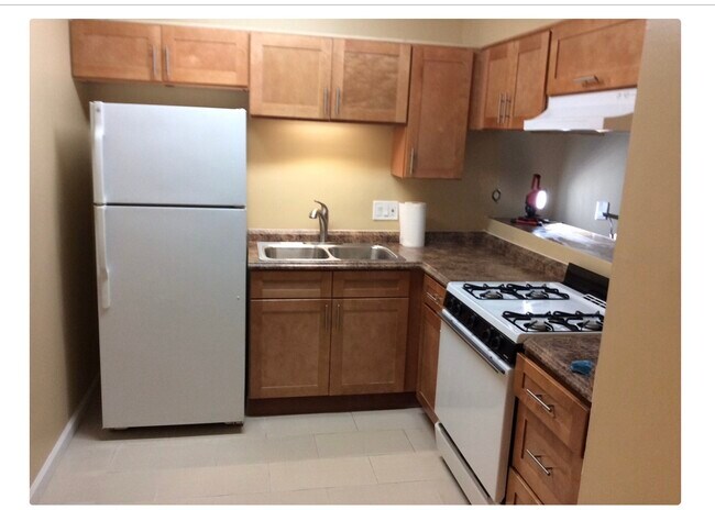Kitchen - 15344 Weddington St