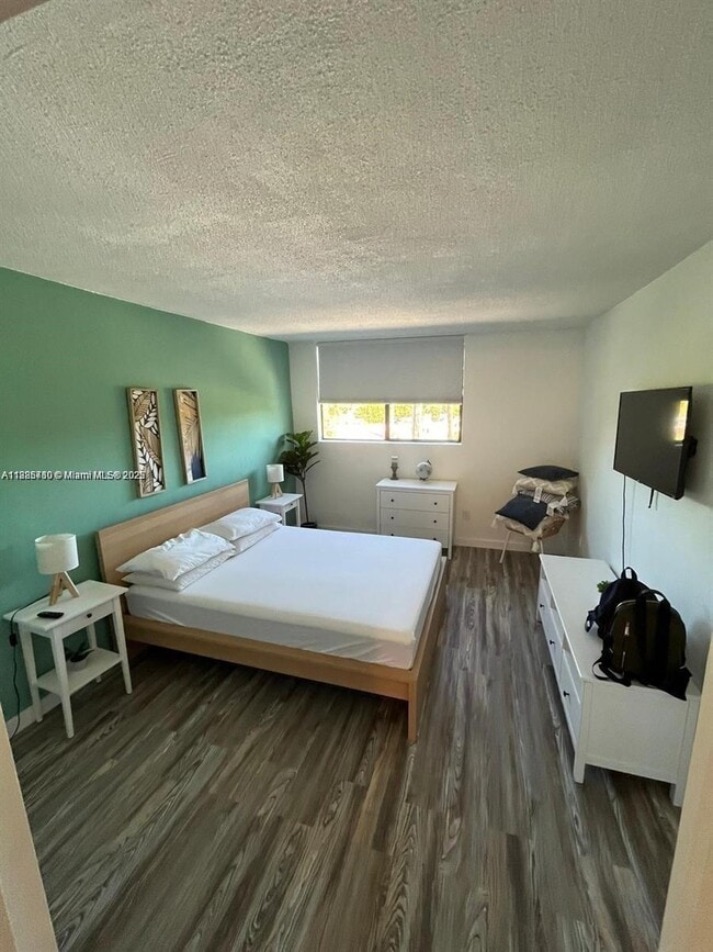 Foto del edificio - 2345 NE 135th St