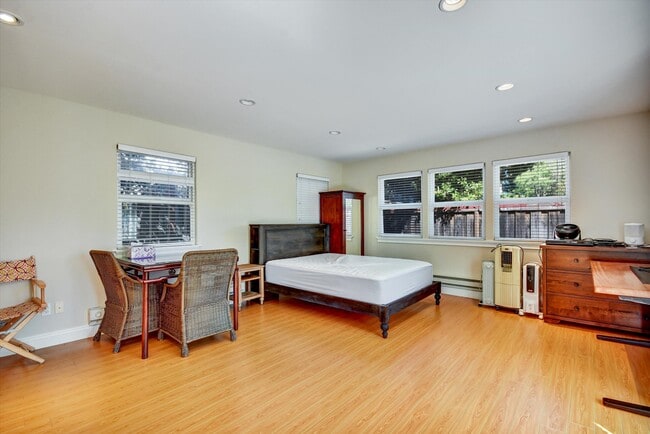 Building Photo - 1368 Oakhurst Ave