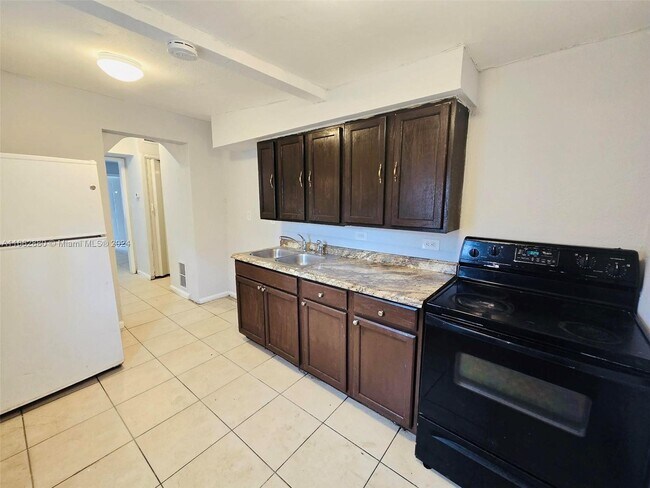 Foto del edificio - 2724 NW 7th St
