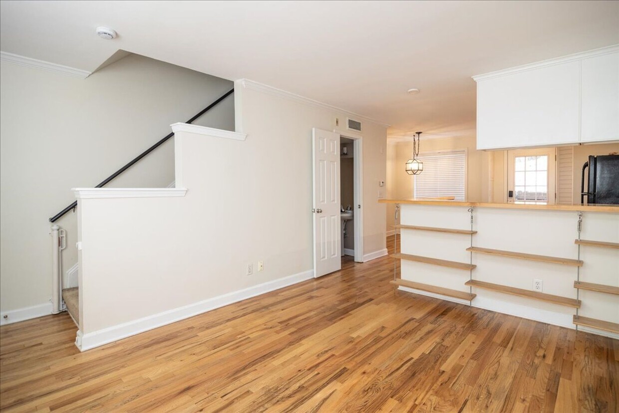 Foto principal - Bright & Stylish Townhome in Prime Atlanta...