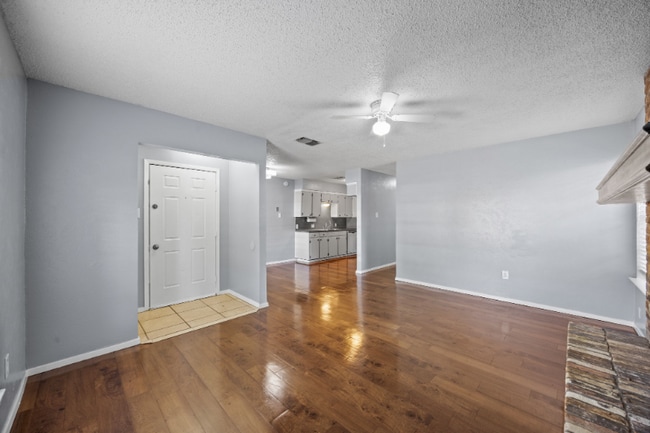 Foto del edificio - 2208 Viewtop Ln