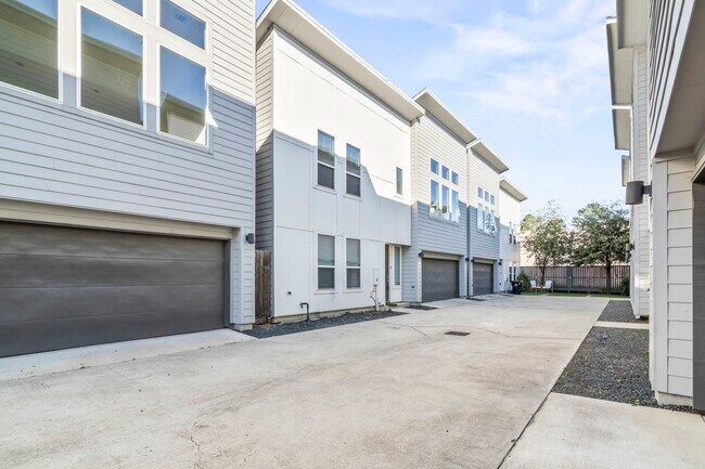 Foto del edificio - 2210 Lou Ellen Ln