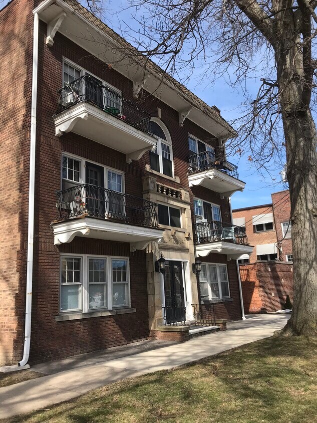 Primary Photo - 1418 W Clifton Blvd