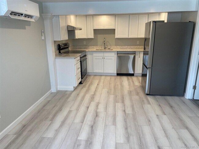 Foto del edificio - 382 Deer Park Ave