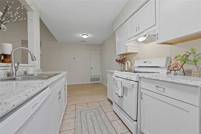 Building Photo - 2026 Redwing Way