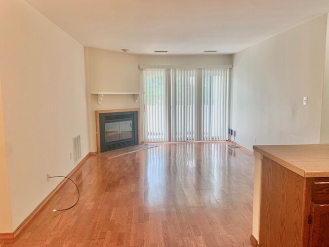 Foto del edificio - Beautiful and large 1 BR 1 BA! washer and ...