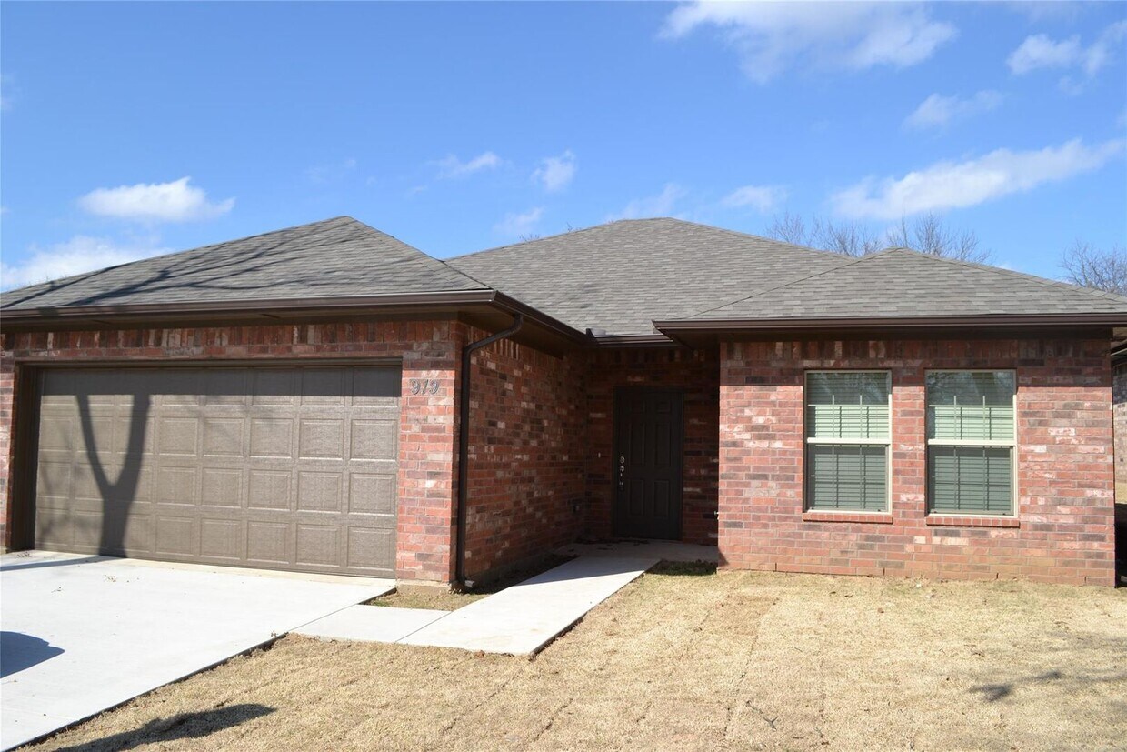 Foto principal - House For Lease in Denison -- 3 Bed/2 Bath