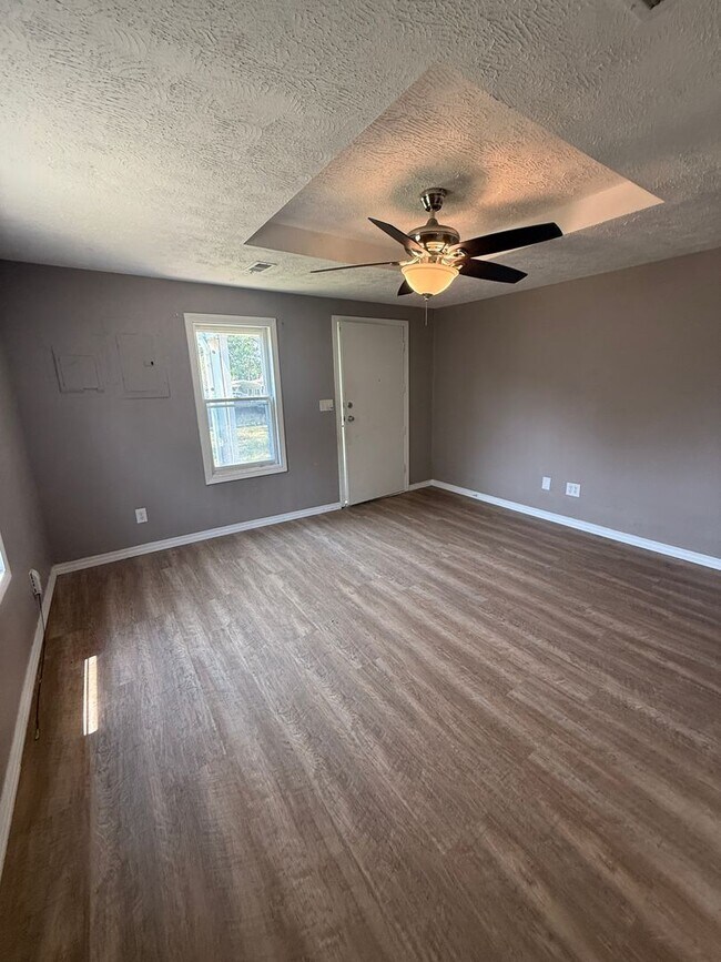 Building Photo - 3 bedroom/1 bath house