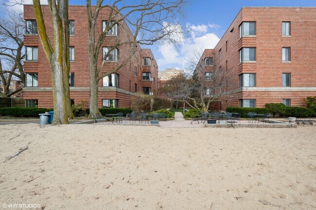 Foto del edificio - 1224 W Chase Ave