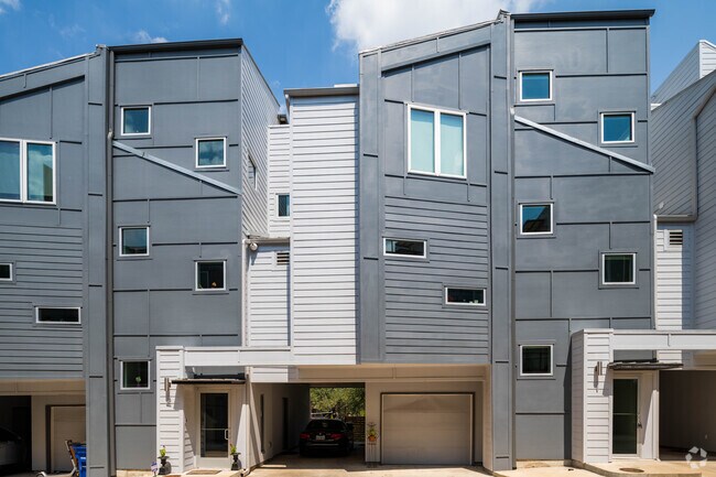 Building Photo - 1500 Summit St