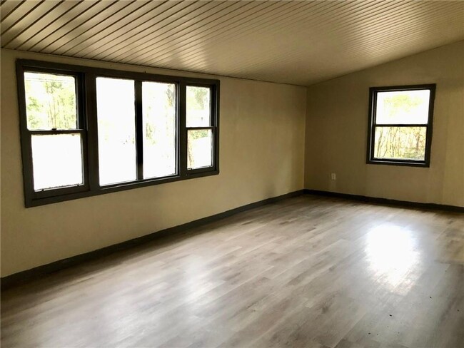 Building Photo - 1560 Greenlawn Dr