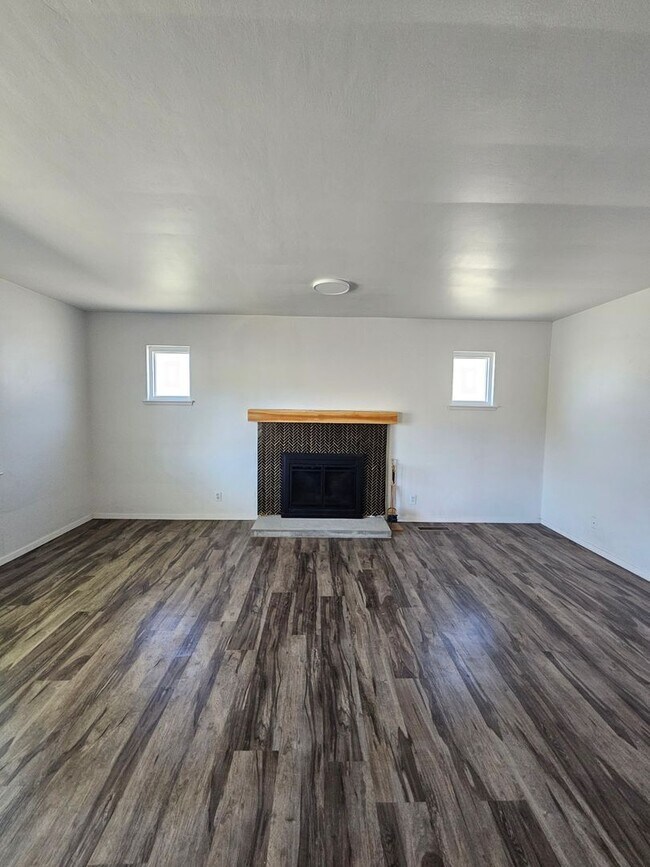 Building Photo - Charming 1-story Home with a Big Backyard ...