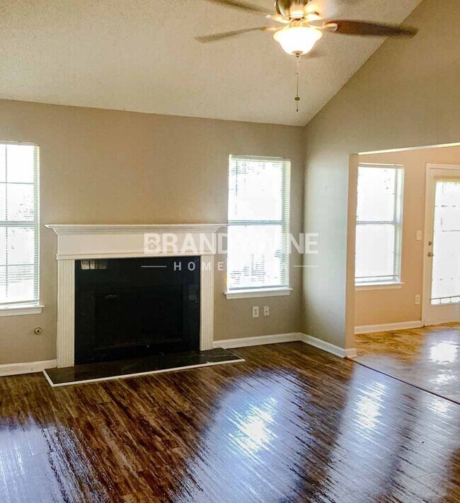 Foto del edificio - MOVE IN BY SEPT 15TH AND RECEIVE HALF OFF ...