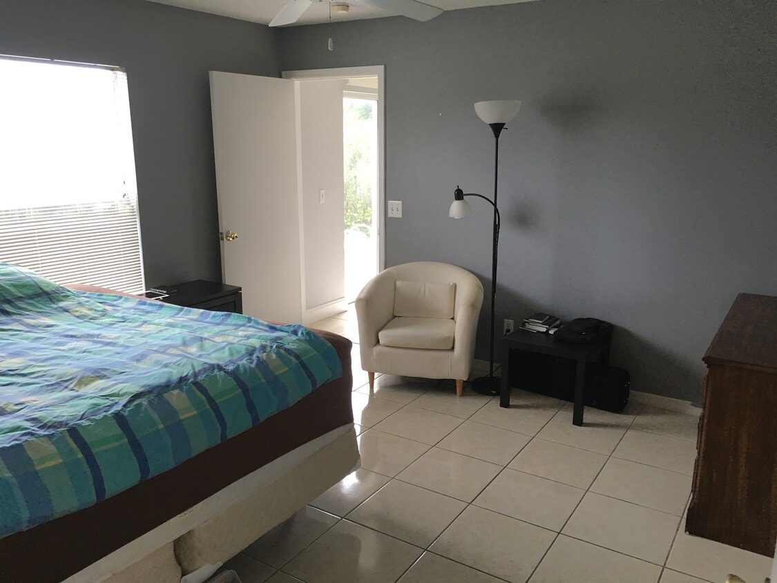 master bedroom, 1st floor - 9683 Hollyhill Drive