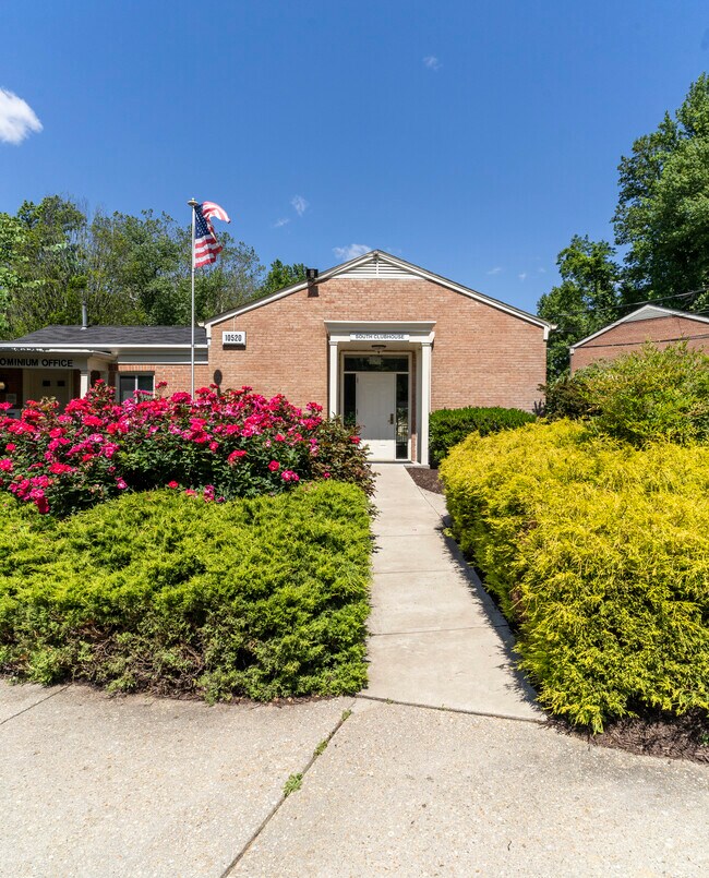 Foto del edificio - 10500 Montrose Ave