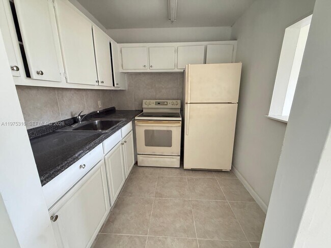 Foto del edificio - 210 Canterbury J