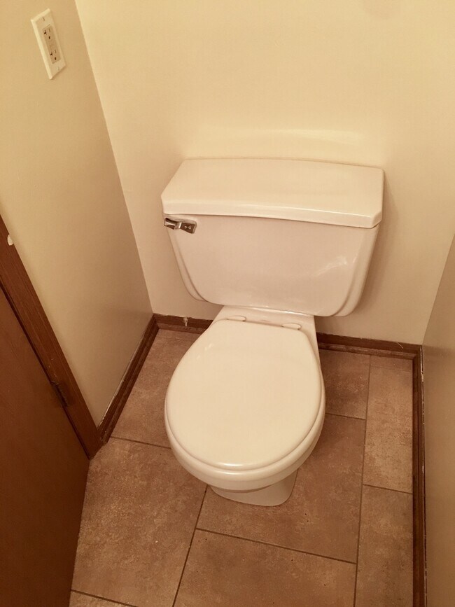 Building Photo - 4 Bedroom Townhouse with 1 Car Garage - UP...