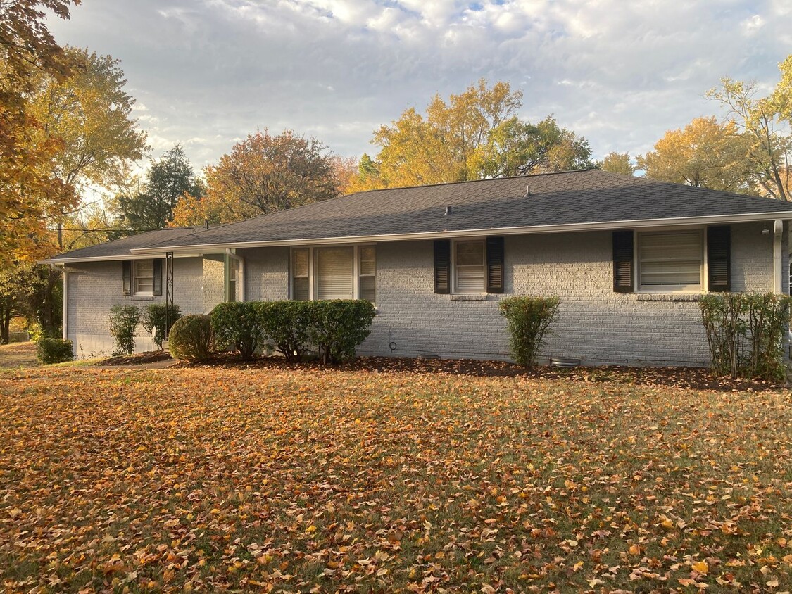 Foto principal - Renovated Brick Ranch between Tusculum & N...