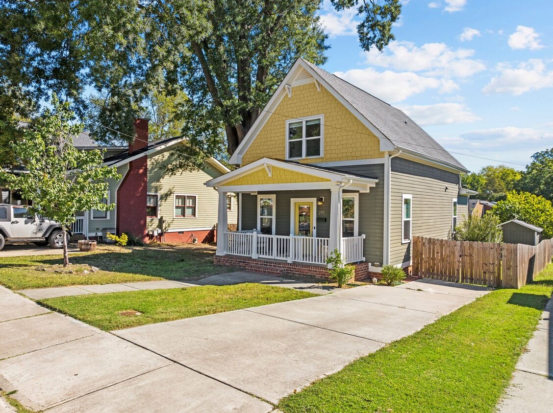 Primary Photo - Gorgeous 3 Bedroom Home in Downtown Raleig...