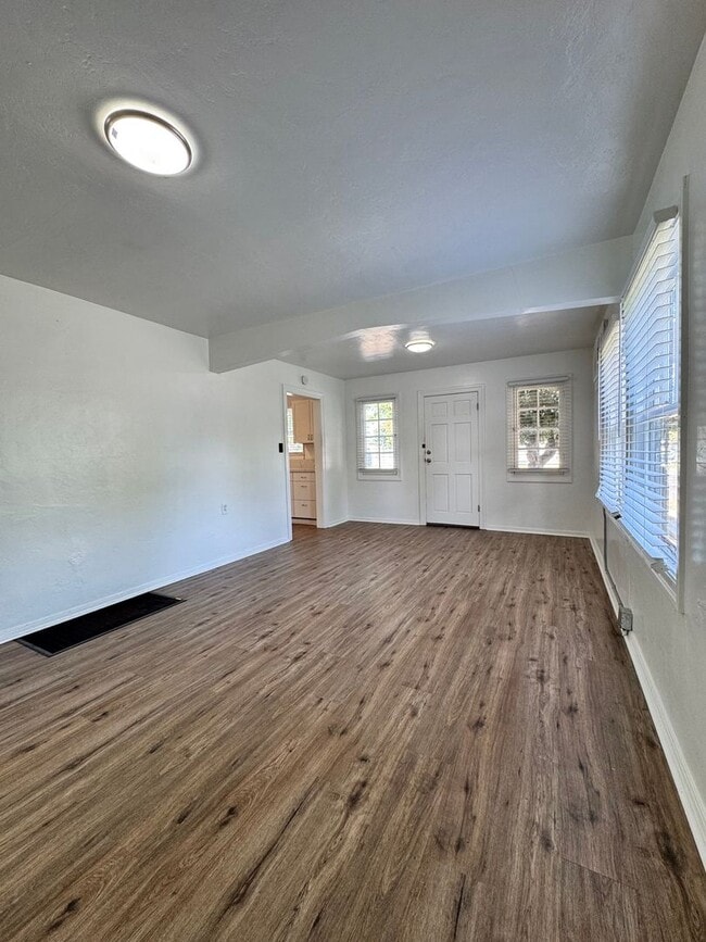 Building Photo - Beautifully updated 1 Bed / 1 Bath Duplex