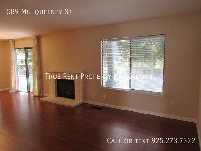 Building Photo - Gorgeous 3 Bed/2.5 Bath Townhome in Great ...